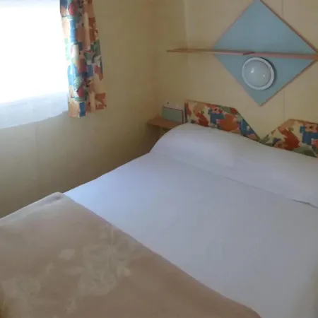 בית נופש Attractive Mobile Home In Sorso With Shared Pool